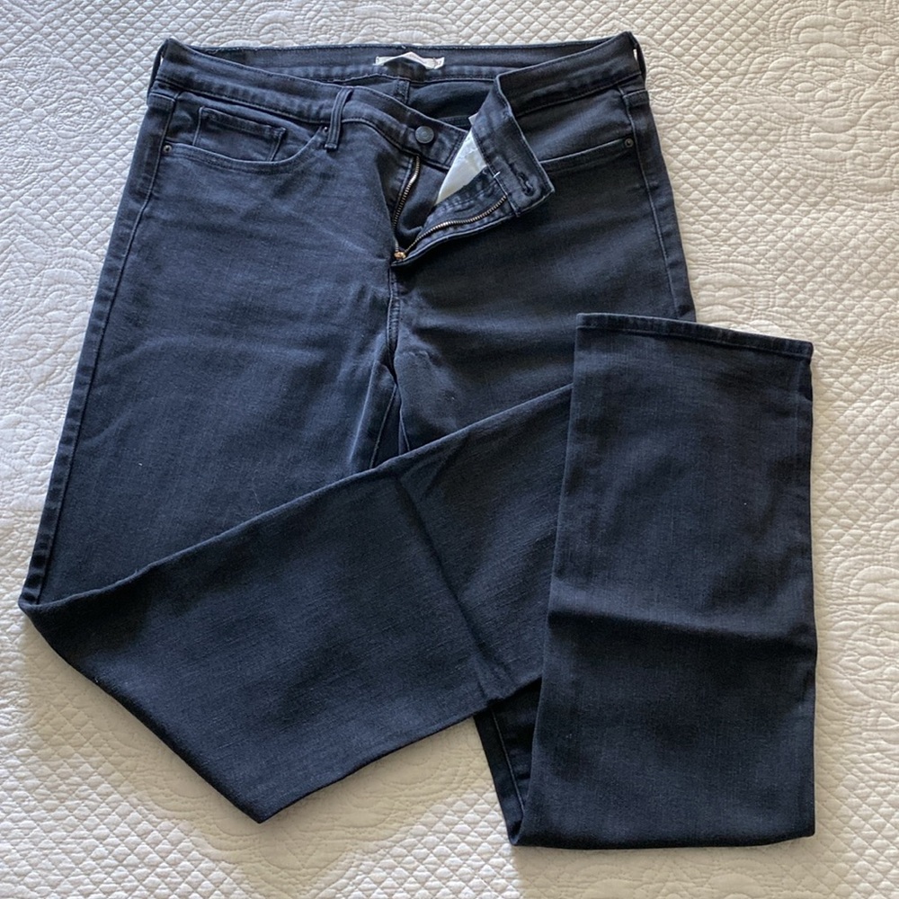 Women’s Levi’s 314 Shaping Straight LONG Length. Size 32x34 Great Condition